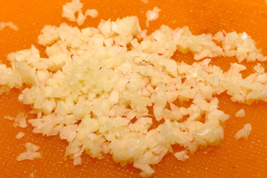 Minced garlic - the basis for the infusion of eliminating parasites
