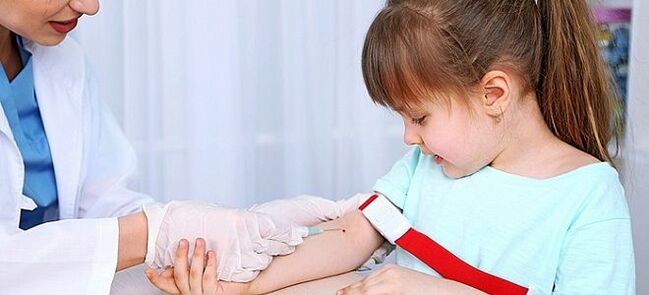 take blood samples for worm analysis in children