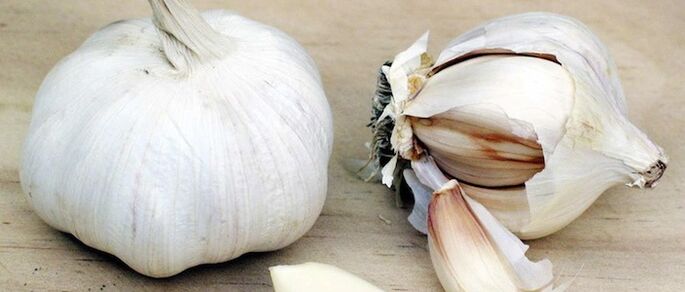 Eating garlic will help repel worms