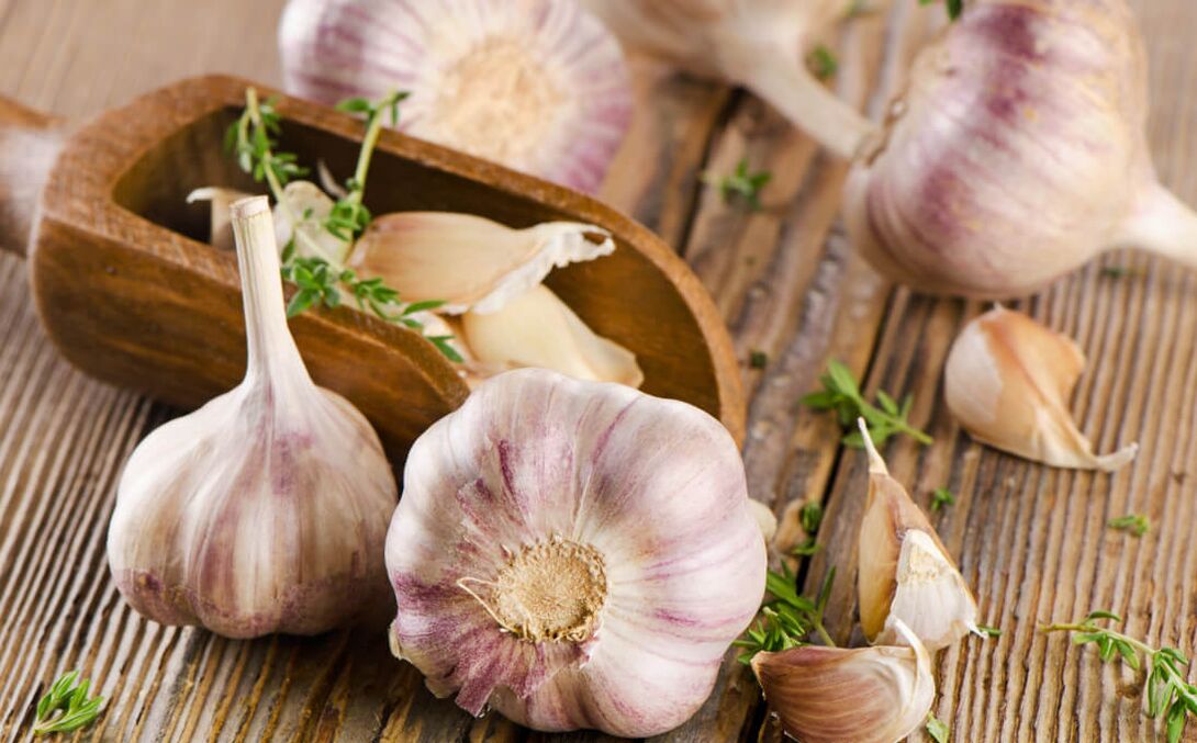 Garlic is one of the best folk remedies to treat worms in children and adults. 